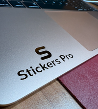 Pefatina de metal dorado sobre MacBook