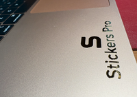 Pegatina de metal dorado sobre MacBook