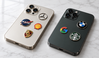 Detalle del grosor fino y acabado premium de pins metálicos adhesivos personalizados