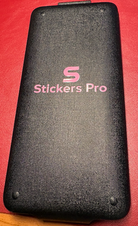 Pegatina de metal color rosa sobre calculadora